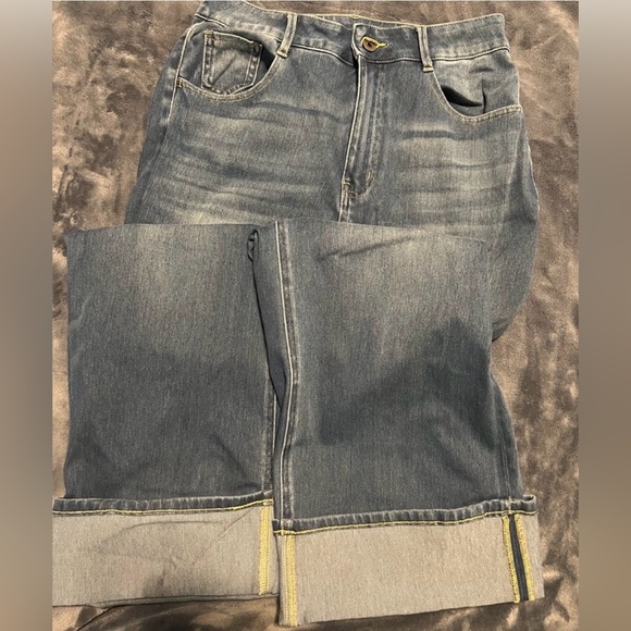 Halara - Picture 2 of 3